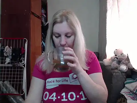 Snapshot of BustyBlond chatting on 03.04.25 BustyBlond online show from 03.04.25