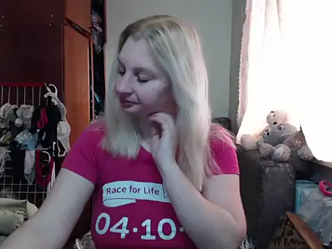 Snapshot of BustyBlond chatting on 03.06.25 BustyBlond online show from 03.06.25