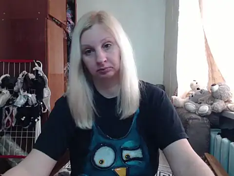 Snapshot of BustyBlond chatting on 03.10.25 BustyBlond online show from 03.10.25