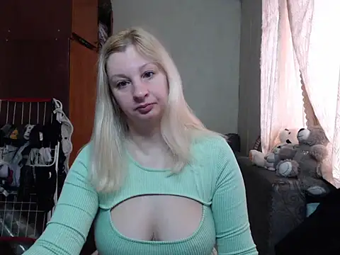 Snapshot of BustyBlond chatting on 03.18.25 BustyBlond online show from 03.18.25