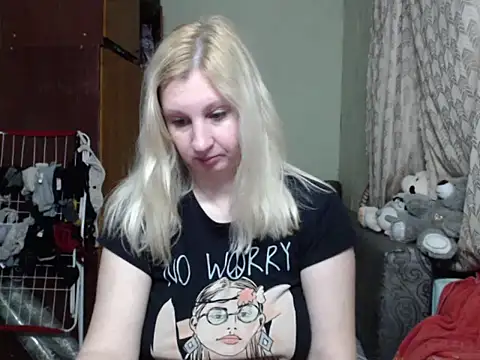 Snapshot of BustyBlond chatting on 03.19.25 BustyBlond online show from 03.19.25