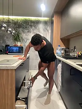 Snapshot of izaak_lover chatting on 10.28.25 izaak lover online show from 10.28.25