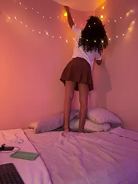 Snapshot of GabriSaenz chatting on 12.11.24 GabriSaenz online show from 12.11.24