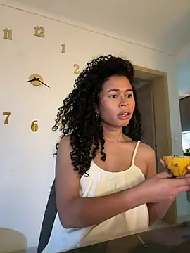 Snapshot of GabriSaenz chatting on 12.19.24 GabriSaenz online show from 12.19.24