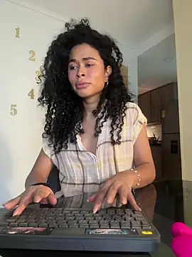 Snapshot of GabriSaenz chatting on 12.21.24 GabriSaenz online show from 12.21.24