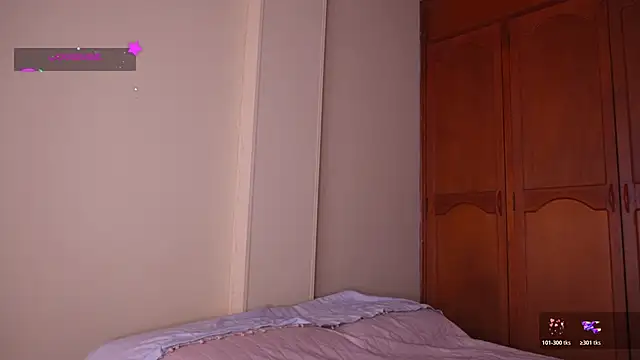 Snapshot of GabriSaenz chatting on 10.19.25 GabriSaenz online show from 10.19.25