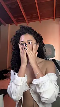 Snapshot of GabriSaenz chatting on 10.29.25 GabriSaenz online show from 10.29.25