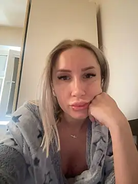 Snapshot of LexxiLow chatting on 02.18.25 LexxiLow online show from 02.18.25