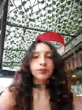 Snapshot of _Laary chatting on 12.19.24 Laary online show from 12.19.24