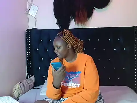 Snapshot of Toomuchbooty33 chatting on 10.14.25 Toomuchbooty33 online show from 10.14.25