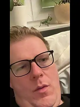 Snapshot of AnnualSunrise chatting on 10.28.25 AnnualSunrise online show from 10.28.25