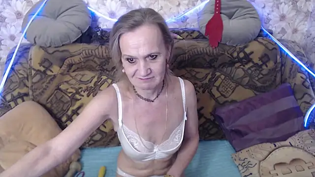 Snapshot of MissBekker chatting on 12.17.25 MissBekker online show from 12.17.25