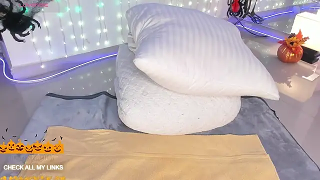 Snapshot of ohyesly_ chatting on 10.07.25 ohyesly  online show from 10.07.25