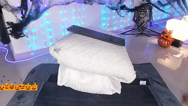 Snapshot of ohyesly_ chatting on 10.27.25 ohyesly  online show from 10.27.25