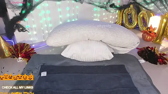 Snapshot of ohyesly_ chatting on 10.31.25 ohyesly  online show from 10.31.25