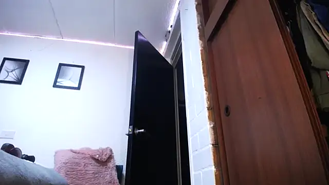 Snapshot of maturehoxx chatting on 03.15.25 maturehoxx online show from 03.15.25