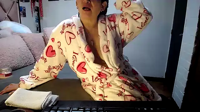 Snapshot of maturehoxx chatting on 10.02.25 maturehoxx online show from 10.02.25