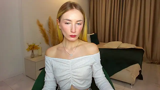 Snapshot of bella__rose chatting on 02.08.25 bella  rose online show from 02.08.25
