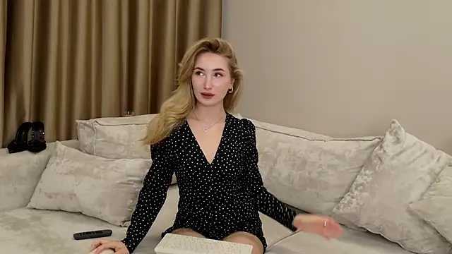 Snapshot of bella__rose chatting on 09.30.25 bella  rose online show from 09.30.25