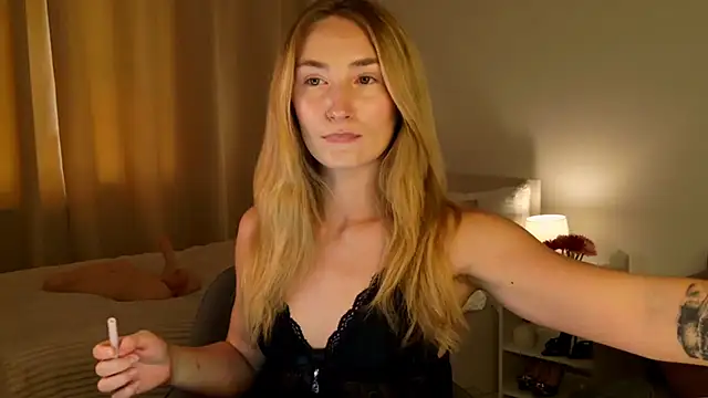 Snapshot of bella__rose chatting on 06.18.26 bella rose online show from 06.18.26