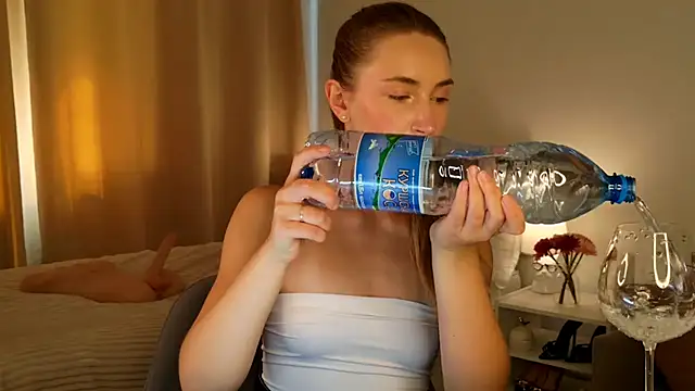 Snapshot of bella__rose chatting on 06.19.26 bella rose online show from 06.19.26