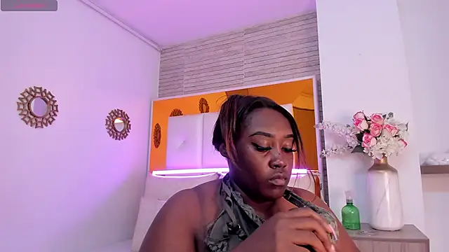 Snapshot of ShaniaBrownn chatting on 03.20.25 ShaniaBrownn online show from 03.20.25