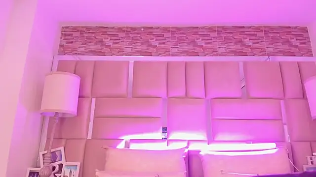 ShaniaBrownn online show from 05.12.26