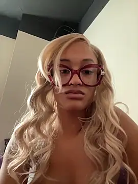 Snapshot of MyssFiji chatting on 11.03.25 MyssFiji online show from 11.03.25