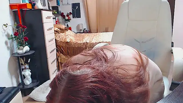 Snapshot of CrazyMomy chatting on 09.26.25 CrazyMomy online show from 09.26.25