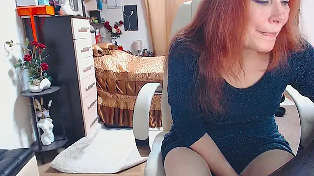 Snapshot of CrazyMomy chatting on 09.27.25 CrazyMomy online show from 09.27.25