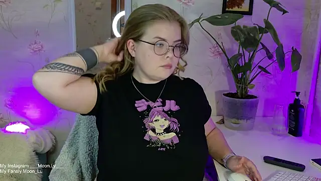 Snapshot of sinnamon_ chatting on 09.18.25 sinnamon  online show from 09.18.25