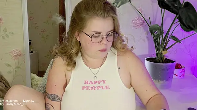 Snapshot of sinnamon_ chatting on 09.21.25 sinnamon  online show from 09.21.25