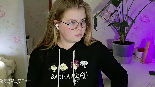 Snapshot of sinnamon_ chatting on 09.28.25 sinnamon  online show from 09.28.25