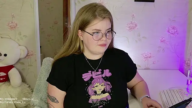 Snapshot of sinnamon_ chatting on 10.07.25 sinnamon  online show from 10.07.25