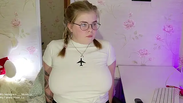 Snapshot of sinnamon_ chatting on 10.08.25 sinnamon  online show from 10.08.25