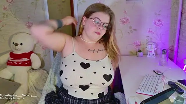 Snapshot of sinnamon_ chatting on 10.13.25 sinnamon  online show from 10.13.25