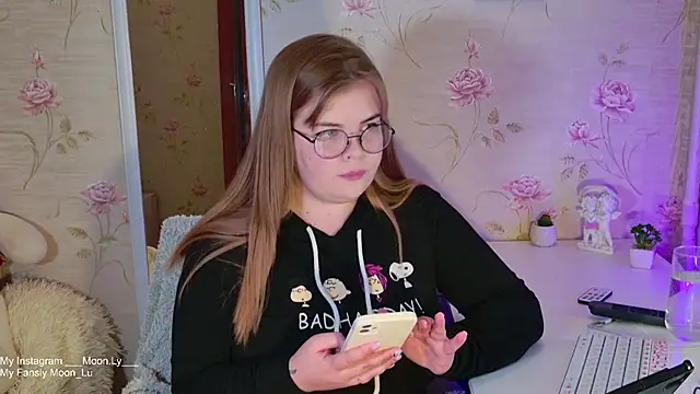 Snapshot of sinnamon_ chatting on 10.19.25 sinnamon  online show from 10.19.25