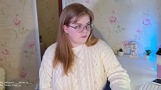 Snapshot of sinnamon_ chatting on 10.24.25 sinnamon  online show from 10.24.25