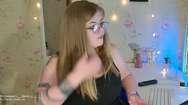 Snapshot of sinnamon_ chatting on 10.28.25 sinnamon  online show from 10.28.25