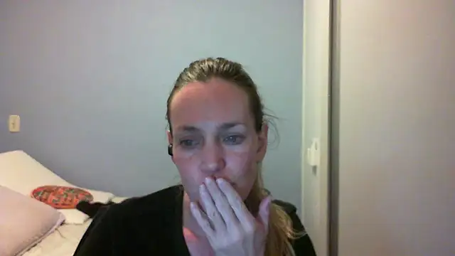 Annylove1 online show from 10.19.25