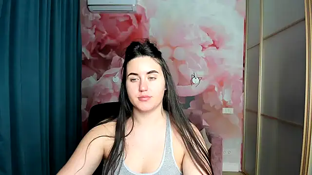 Snapshot of Roxie_Bradley chatting on 12.15.24 Roxie Bradley online show from 12.15.24