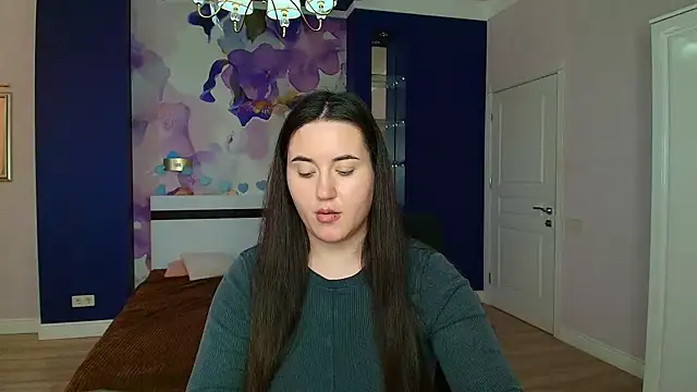 Snapshot of Roxie_Bradley chatting on 12.18.24 Roxie Bradley online show from 12.18.24