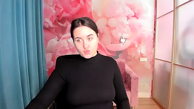 Snapshot of Roxie_Bradley chatting on 12.28.24 Roxie Bradley online show from 12.28.24