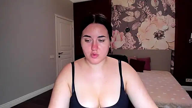 Snapshot of Roxie_Bradley chatting on 09.13.25 Roxie Bradley online show from 09.13.25