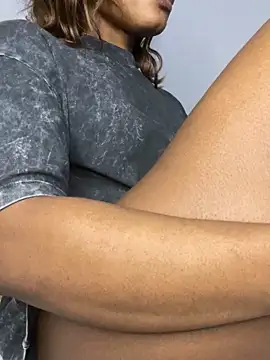 Snapshot of _yisela_ chatting on 10.17.25  yisela  online show from 10.17.25