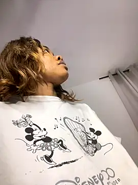 Snapshot of _yisela_ chatting on 10.19.25  yisela  online show from 10.19.25