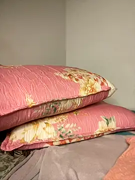 Snapshot of _yisela_ chatting on 10.28.25  yisela  online show from 10.28.25