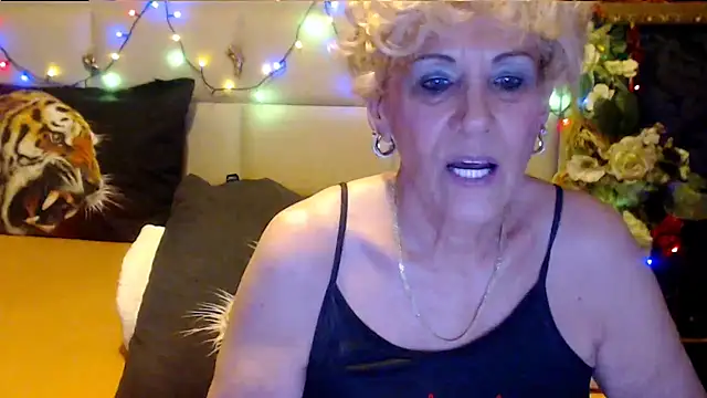 Snapshot of HappyWomanOn chatting on 10.23.25 HappyWomanOn online show from 10.23.25