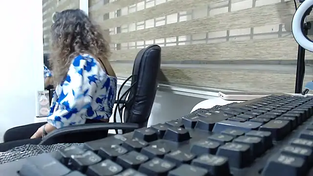 Snapshot of jesy_hot chatting on 09.17.25 jesy hot online show from 09.17.25