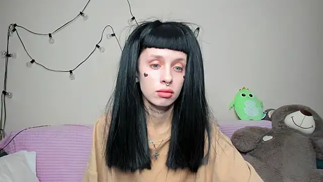 Snapshot of FlowerOfSin2001 chatting on 09.21.25 FlowerOfSin2001 online show from 09.21.25